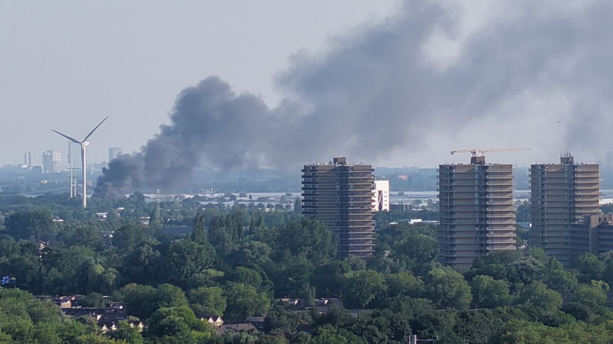 Rookwolken van brand bij motorcrossclub in de wijde omtrek te zien