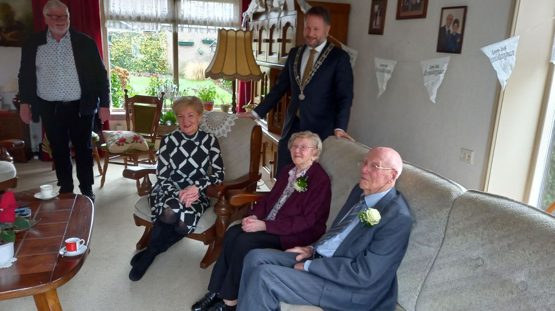 Burgemeester Dadema op visite bij bruidspaar Van der Kolk in Heino