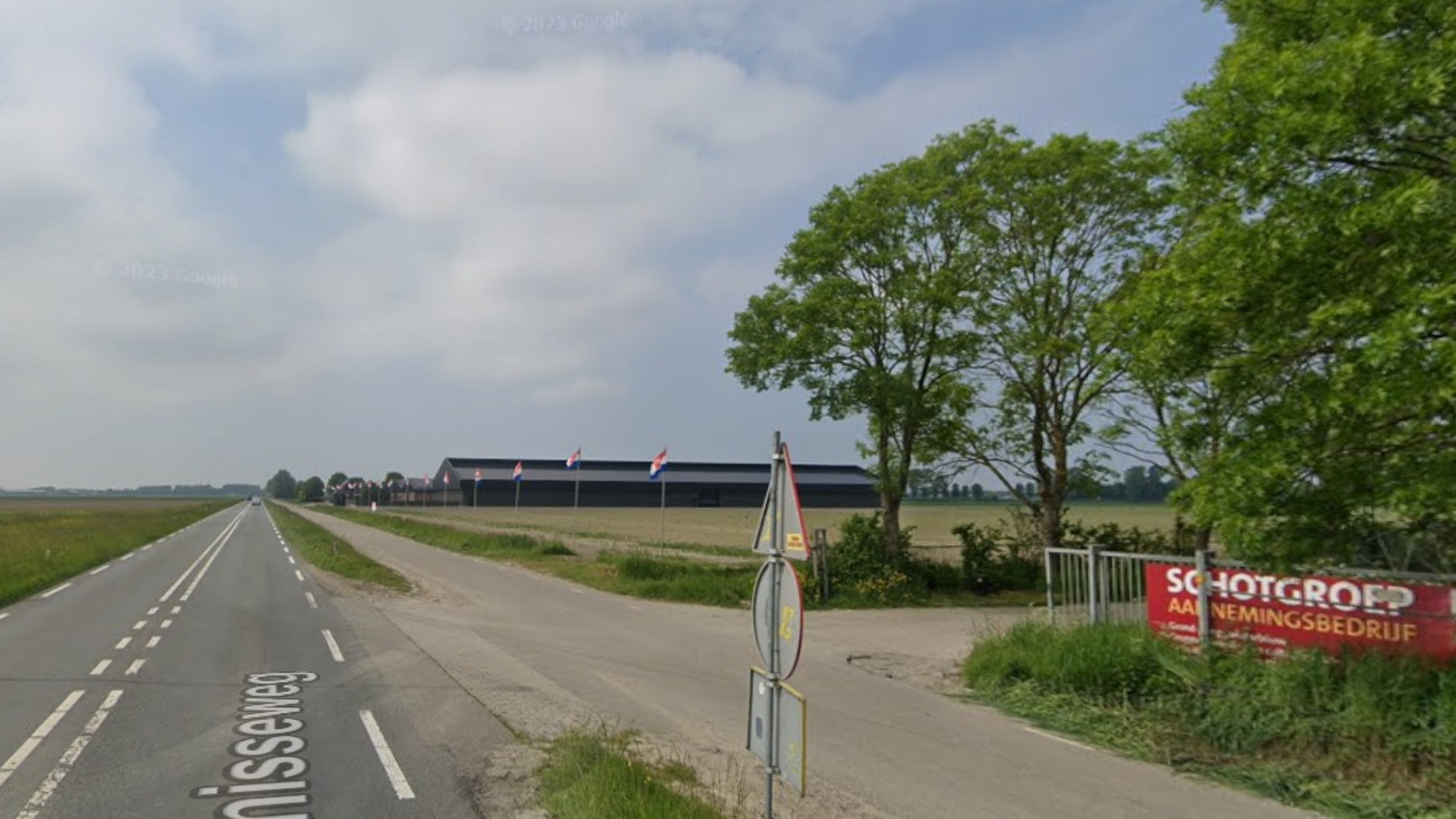 De afslag naar dit bedrijf en het in de verte gelegen akkerbouwbedrijf mogen voorlopig niet dicht.