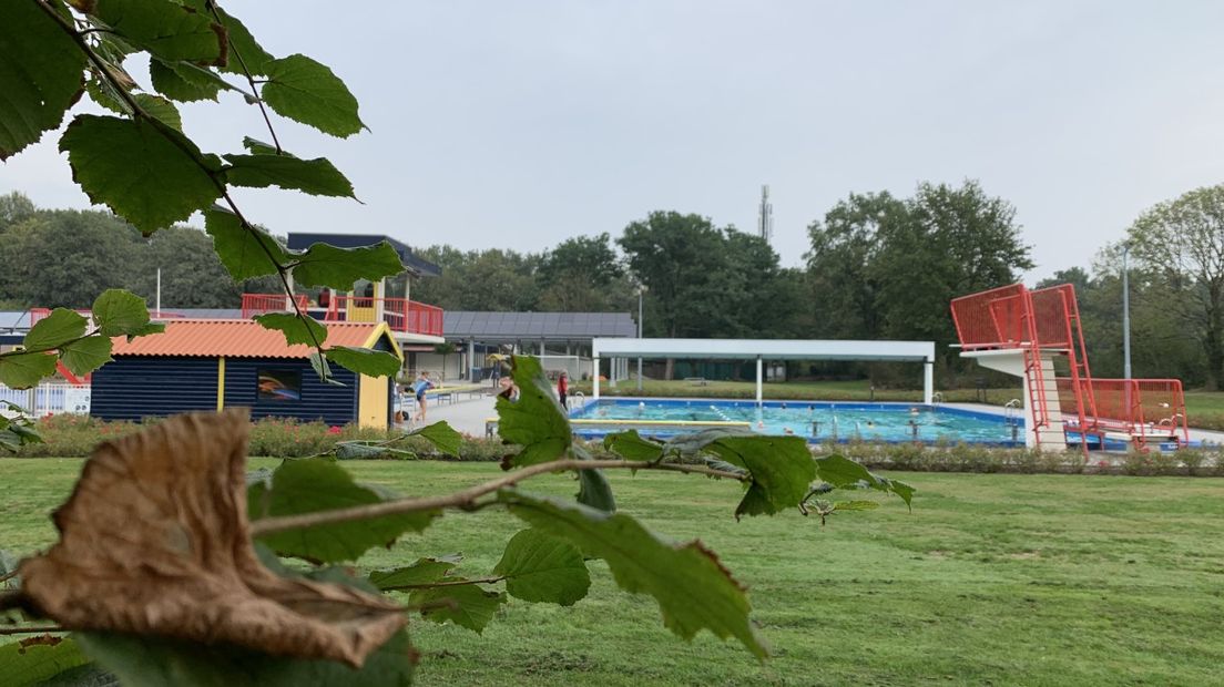 Het zwembad in Vries blijft langer open dankzij zonnepanelen- en collectoren.
(Rechten: RTV Drenthe/Marjolein Lauret)