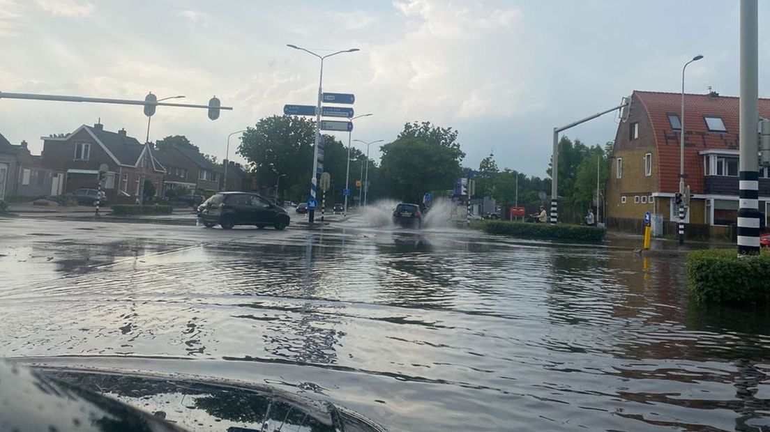 De regen zorgt in Nijmegen voor vooral veel water op de weg.