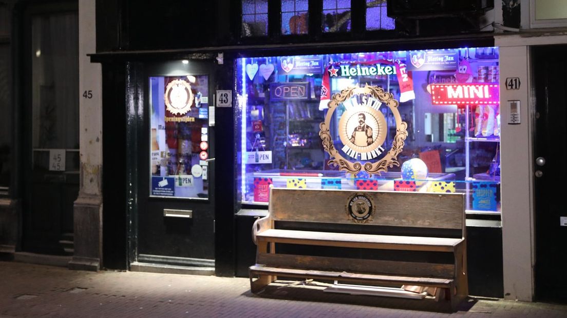 Een avondwinkel aan de Keizerstraat in Scheveningen is overvallen.