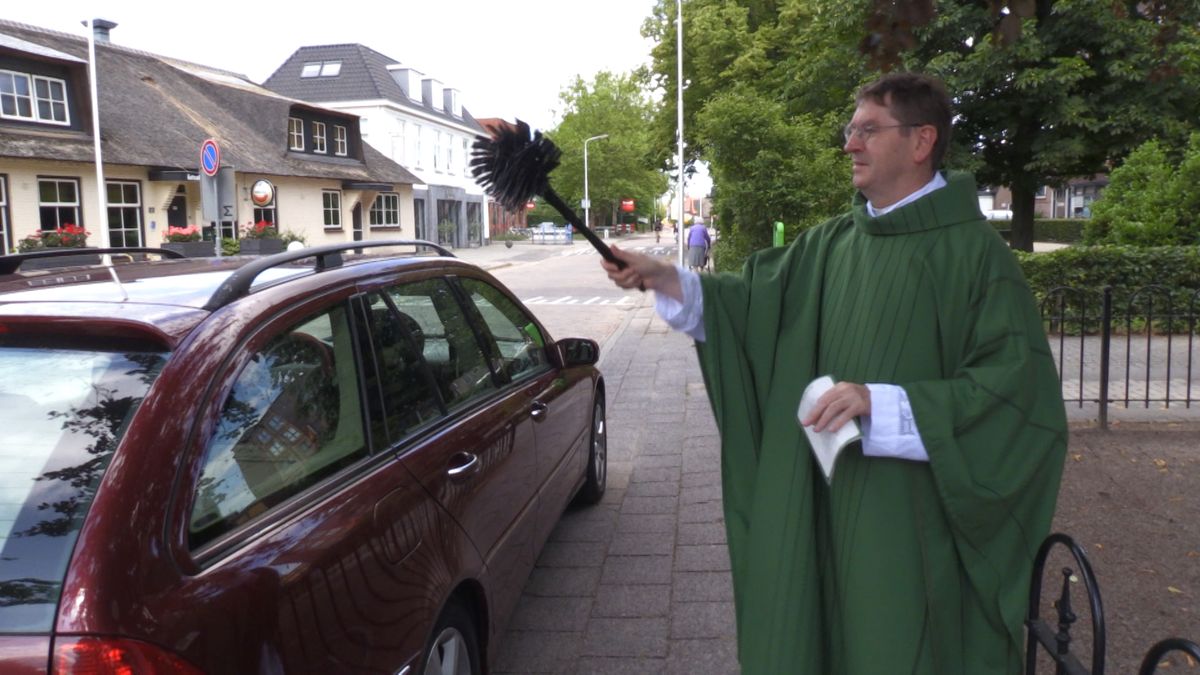 Pastoor Hooglanderveen zegent auto's kerk- en vakantiegangers