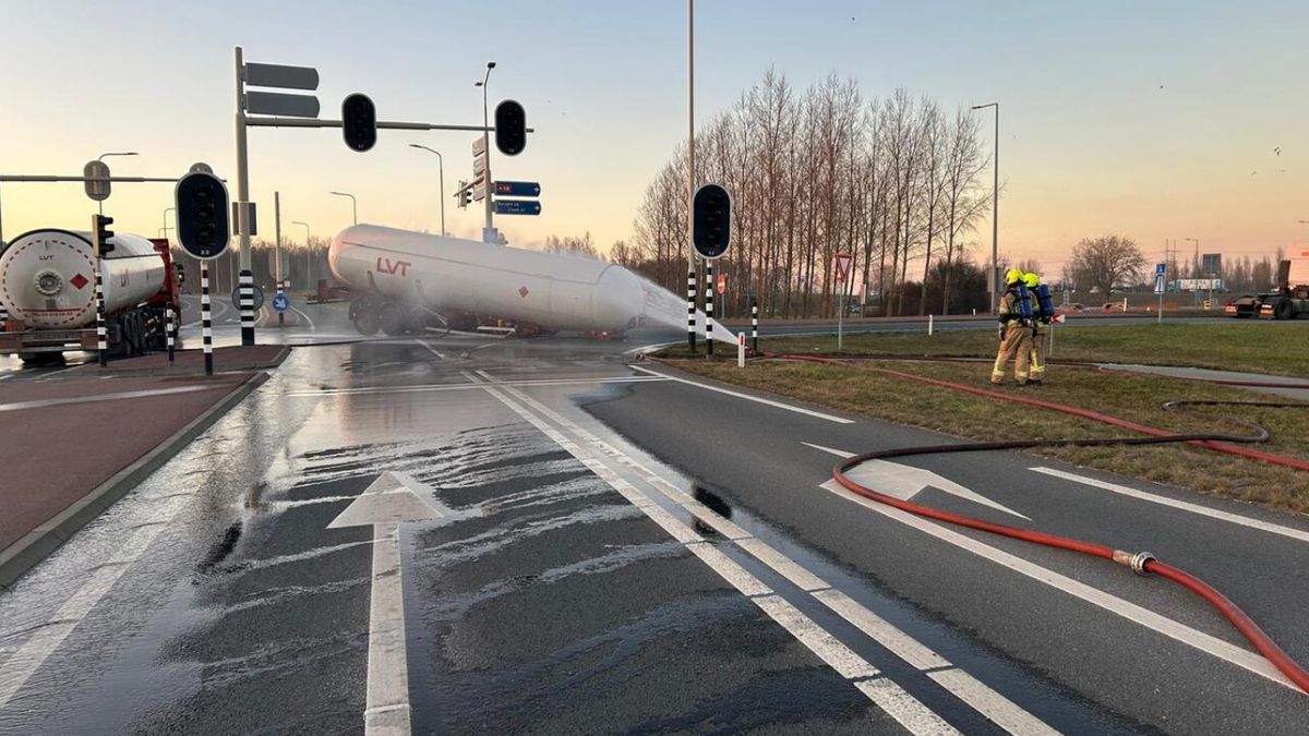 Lekkende tankwagen Kruiningen weggesleept, weg weer vrij