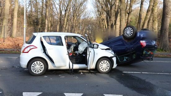 Auto vliegt over de kop bij aanrijding