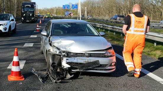 Botsing zorgt voor oponthoud op A28 bij Hoogeveen. Botsing zorgt voor oponthoud op A28 bij Hoogeveen.