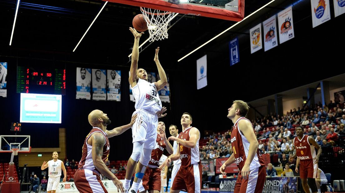 Stephen Domingo zweeft richting de basket