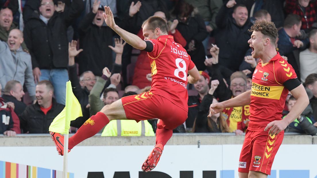 Istvan Bakx juicht na zijn goal. Julius Bliek kijkt toe.