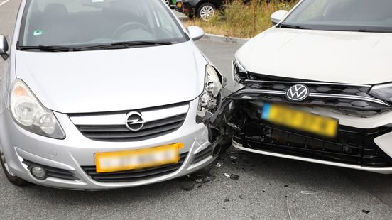 Twee auto's botsen op parkeerplaats in Apeldoorn