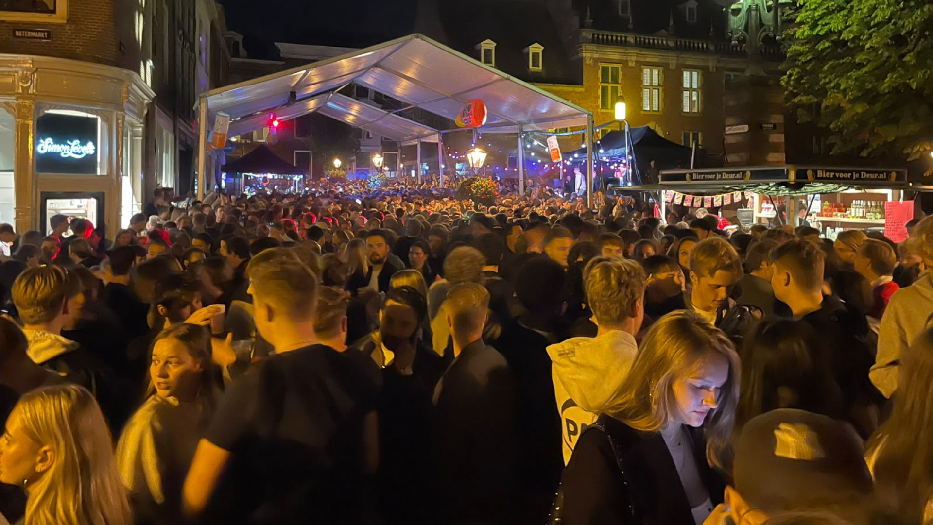 De binnenstad staat aan het einde van de avond helemaal vol