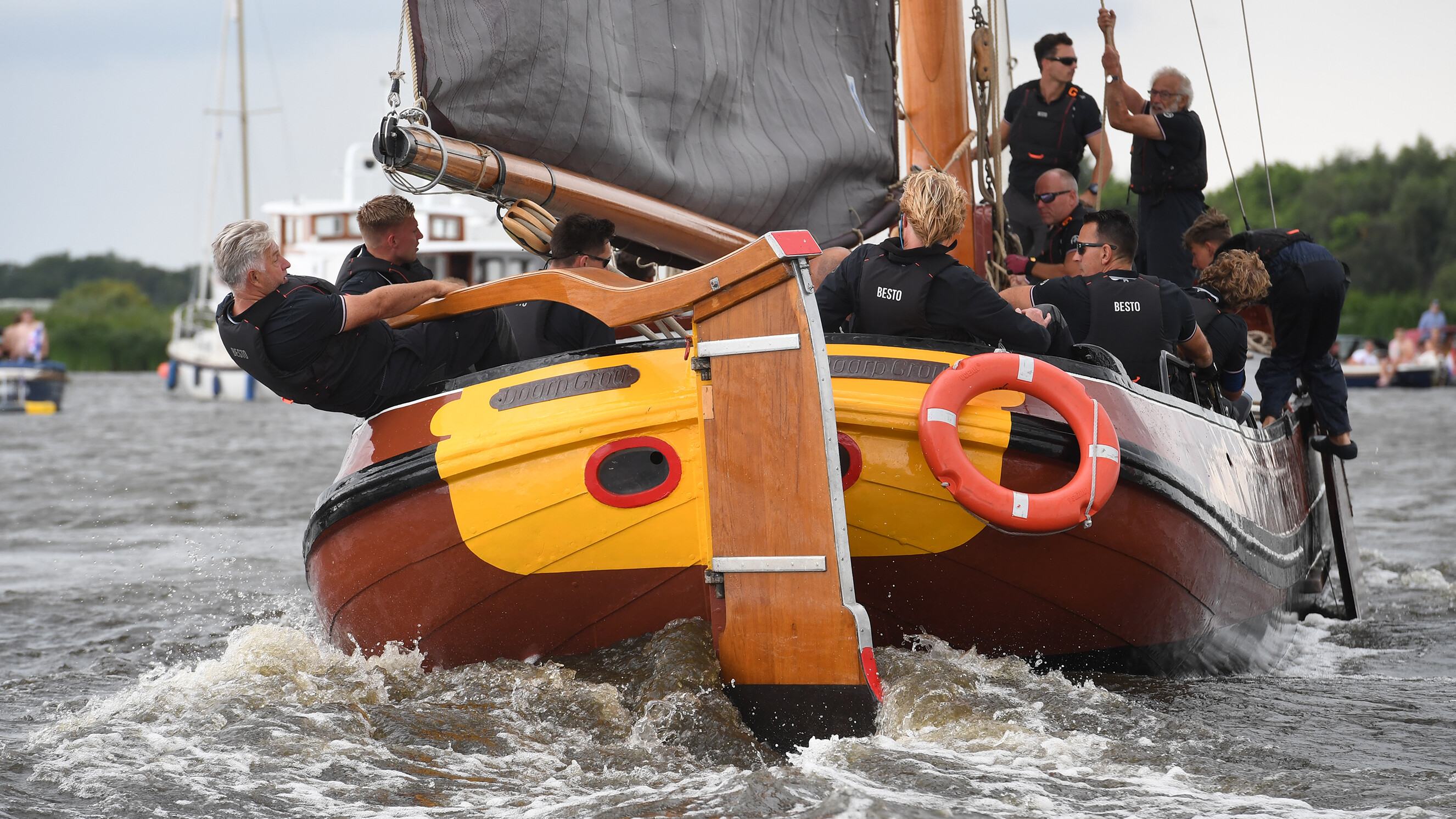 Douwe Visser oan it helmhout fan It Doarp Grou