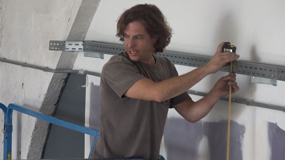 Siebert Vlaar meet de hoogte van de circuszaal.