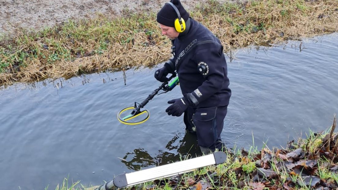 Een recovery diver aan het werk in de sloot bij Den Horn