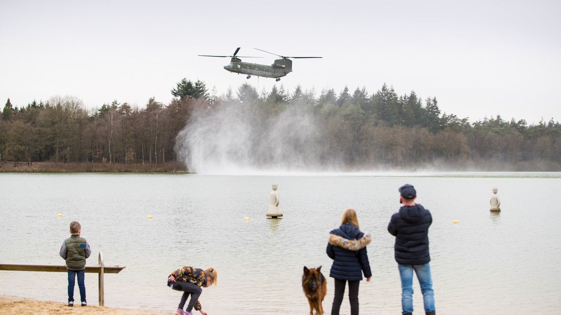 Medewerkers van Defensie en brandweer waren vrijdag en donderdag bezig met oefeningen rond het Heerderstrand bij Heerde voor het blussen van bos- en heidebranden. Daarbij zette Defensie de 2-motorige Chinook in als blushelikopter.