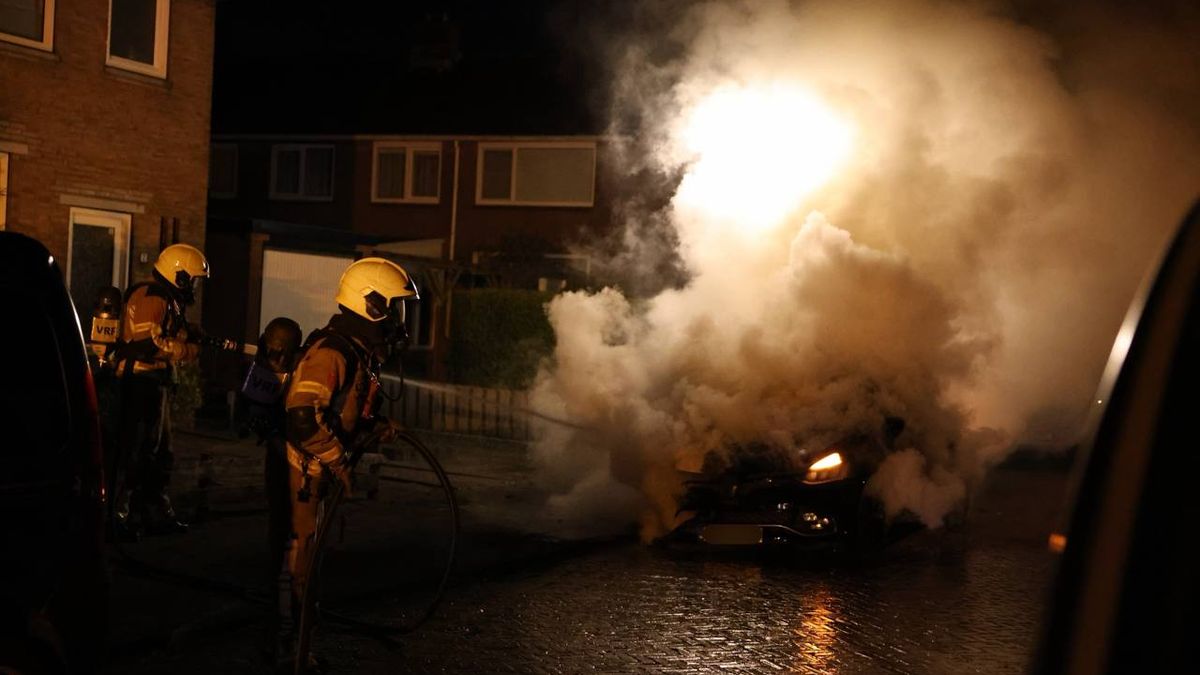 Auto volledig uitgebrand in Heerenveen