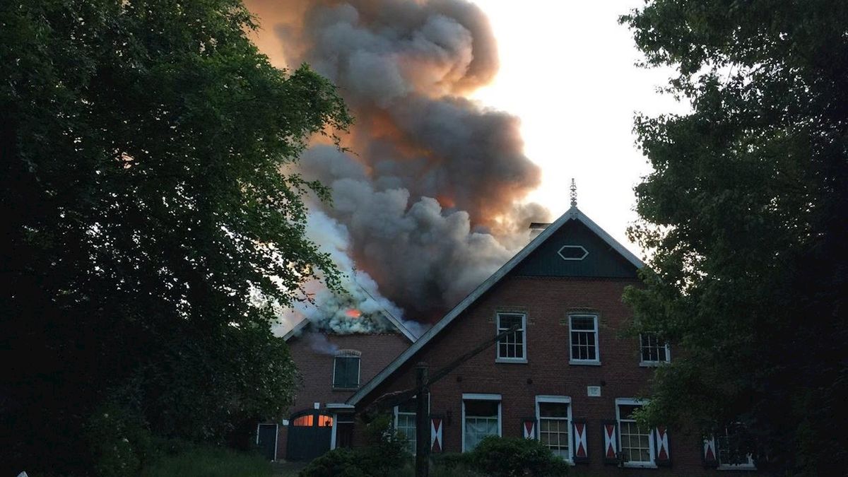 Uitslaande brand in leegstaande boerderij in Saasveld