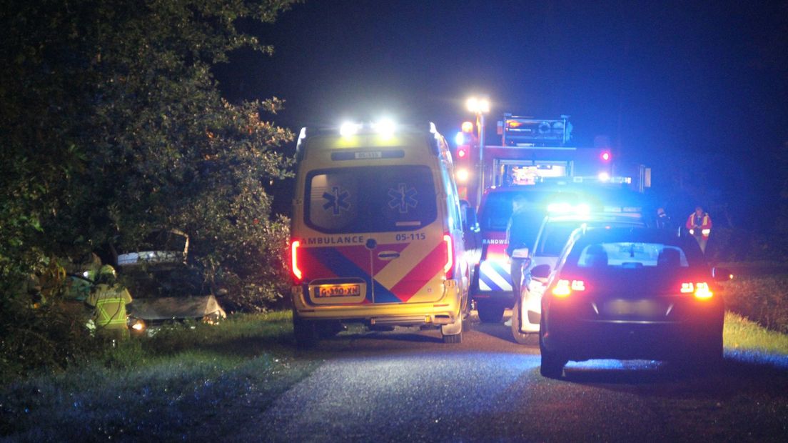 Auto in sloot in Wierden