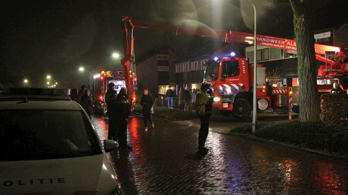 Brandweer blust schoorsteenbrand aan de Acacialaan in Aadorp