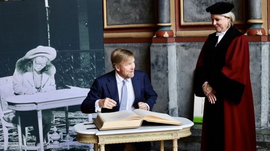Koning aan iconisch tafeltje: 'Mijn grootmoeder zat op die plek bij het begin van de universiteit' Nieuws