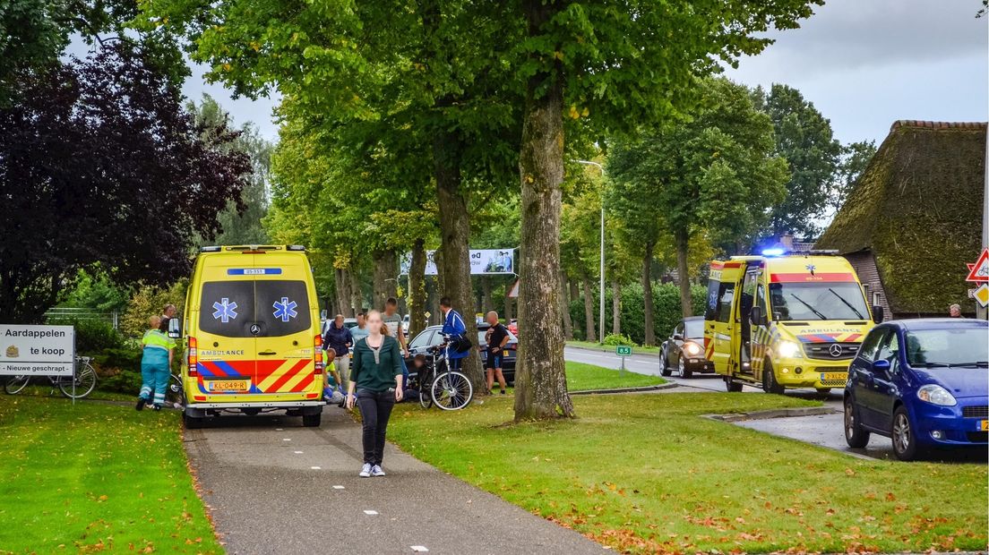 Zowel de bestuurder van de brommer als de fietsster werden nagekeken in de ambulance