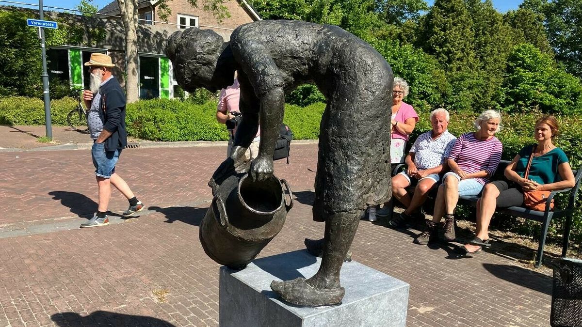 Bronzen boerin van Ruinerwold keert na diefstal terug op vertrouwde plek