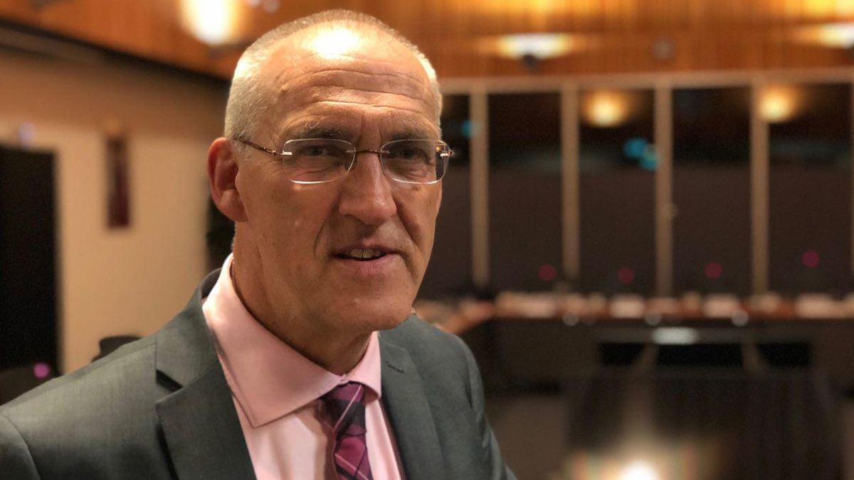Nieuwe burgemeester bezoekt op eerste werkdag Overschild: 'De frustratie ligt diep verankerd'