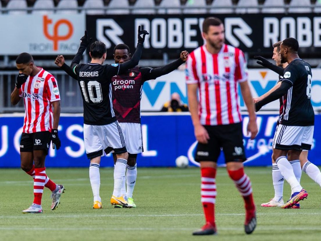 Spelers van Feyenoord vieren de treffer van Lutsharel Geertruida tussen balende Spartanen. (VK Sportphoto - Yannick Verhoeven)