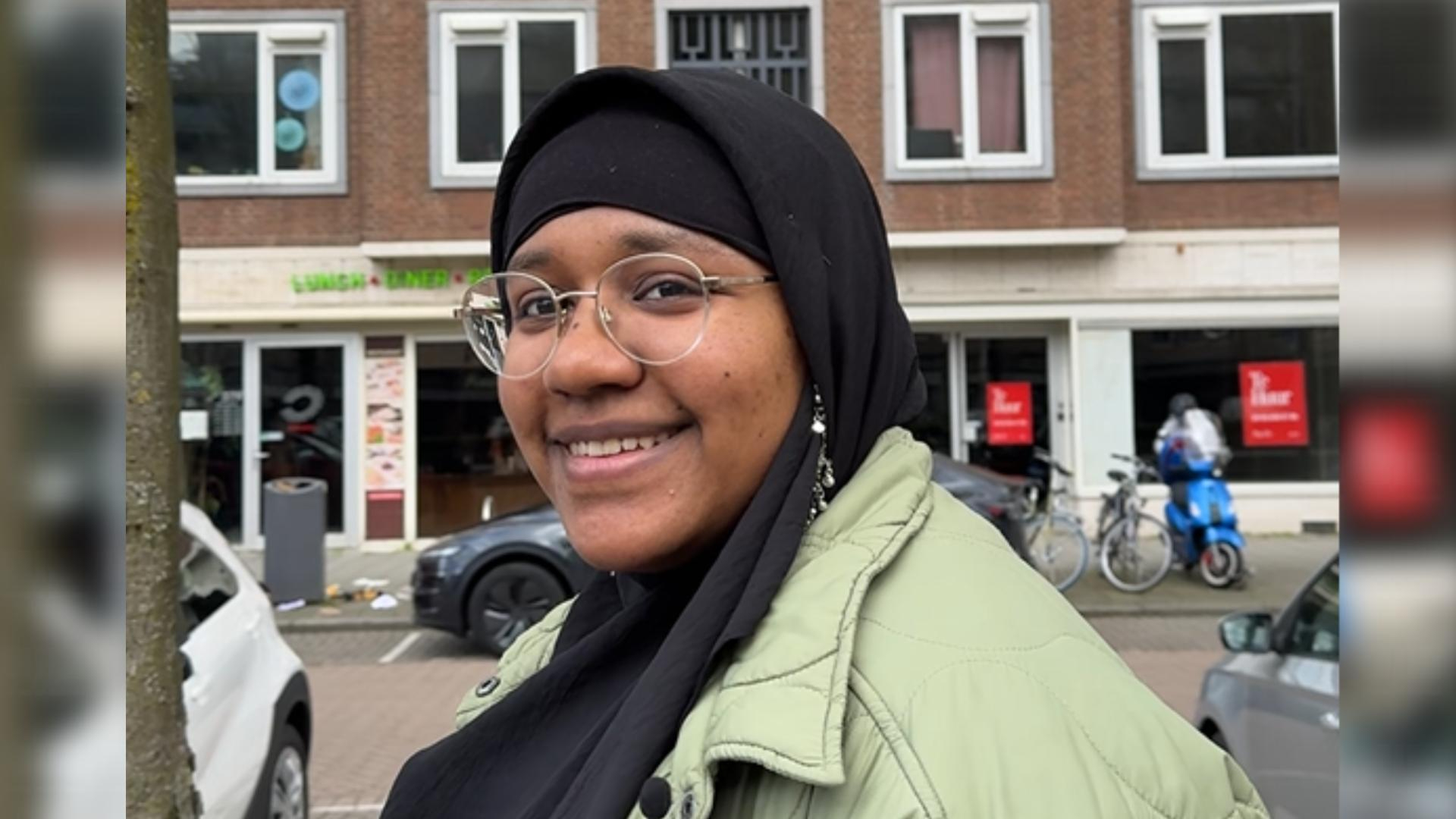 Umniya Nasibdar wil eigenlijk de wereld ontdekken, maar krijgt door allerlei omstandigheden schuldhulp