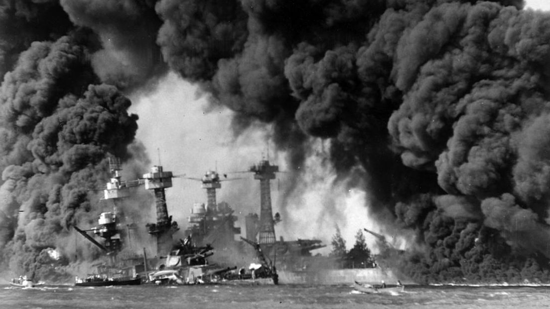 Brandend schip, Pearl Harbor - Publiek Domein