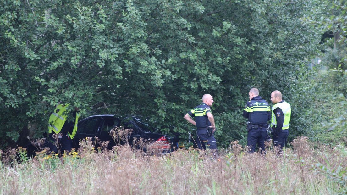 De auto staat in de bosjes (Rechten: De Vries Media)