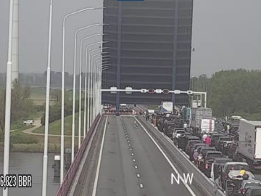 Verkeer muurvast: klep Haringvlietbrug gaat niet meer naar beneden