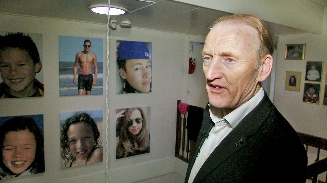 Vader Evert heeft grote foto's van zijn kinderen in zijn huis opgehangen