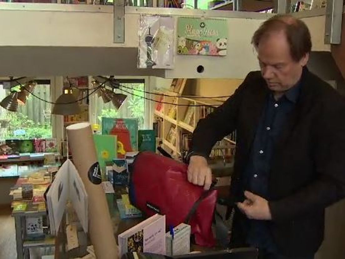 Rotterdamse boekhandelaar brengt op de fiets boeken rond