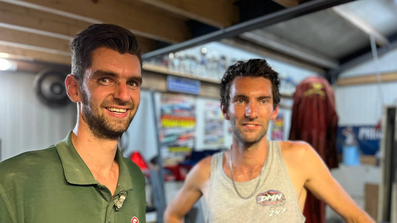Broers Lucas en Jan Thijs verslijten tien auto's per jaar: 'Krom weer op huus an'
