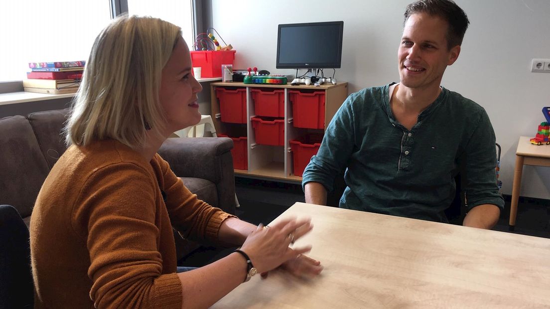 Matcher Marieke Damhuis van Jarabee in gesprek met pleegouder Korné Pot