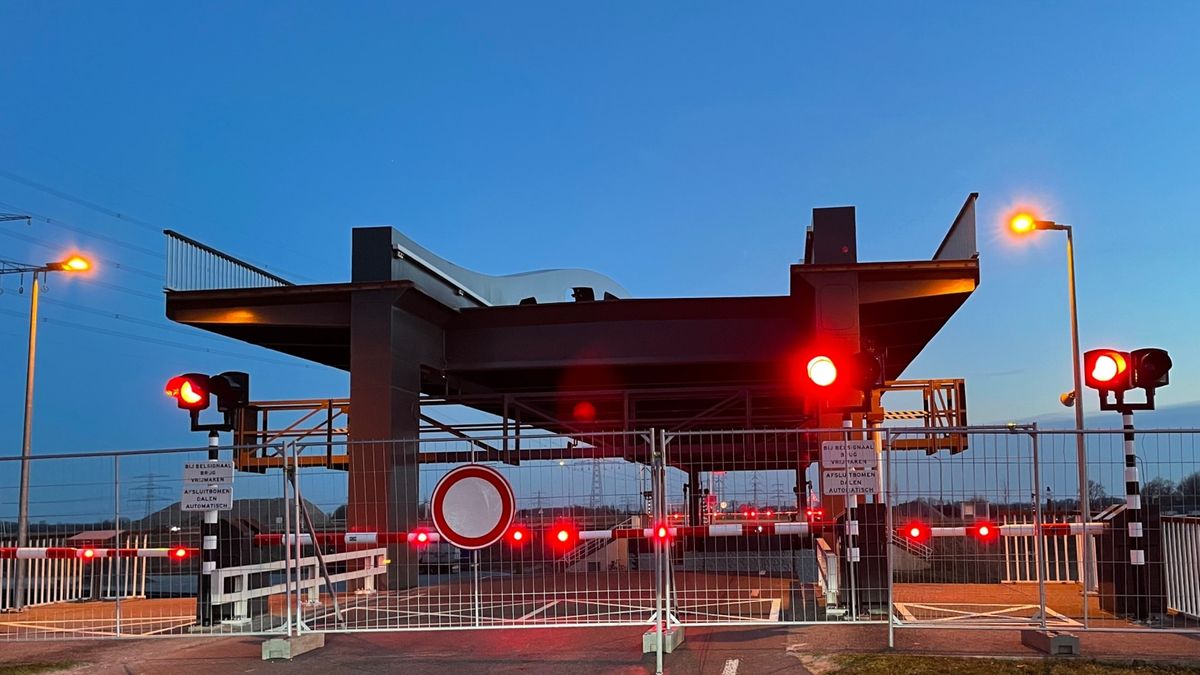 Brug bij Aduard staat nog omhoog, verkeer moet het hele weekend omrijden (update)
