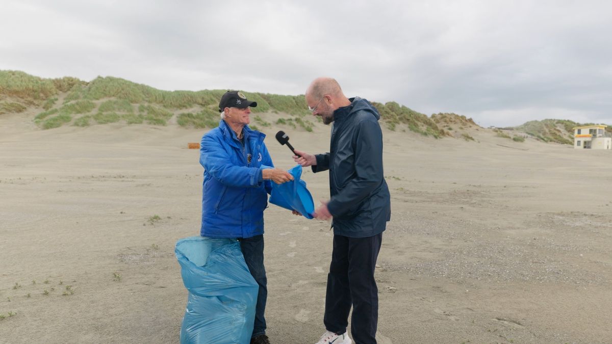De stranden van Ameland zijn de schoonste van Fryslân en vrijwilligers maken dat mogelijk