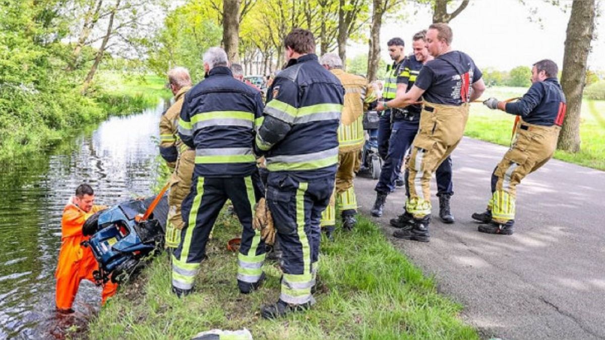 Man op scootmobiel rijdt het water in bij Drachtstercompagnie