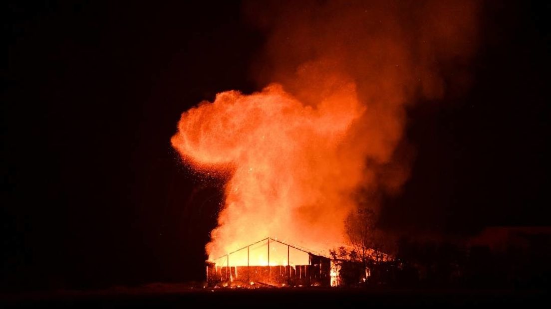 Brand verwoest loods met caravans op Schouwen-Duiveland