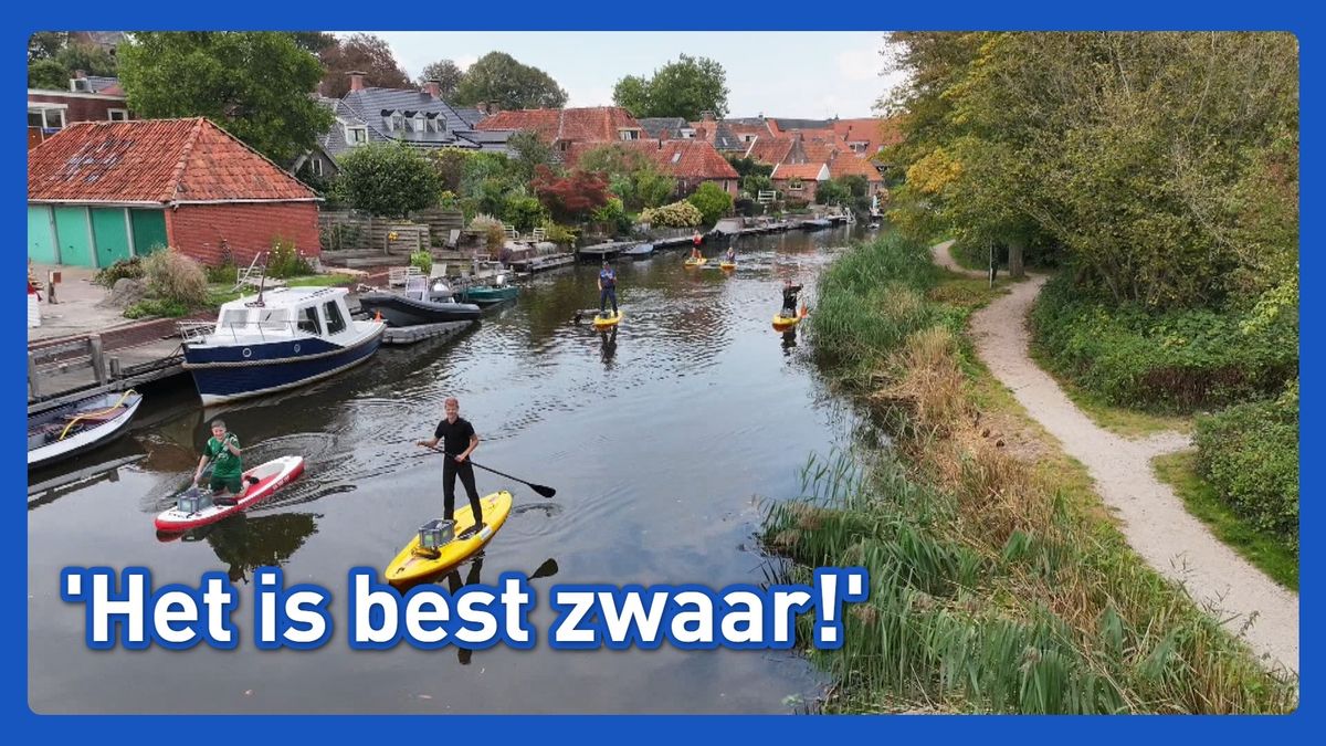 Suppende jongeren afval uit het water in Winsum