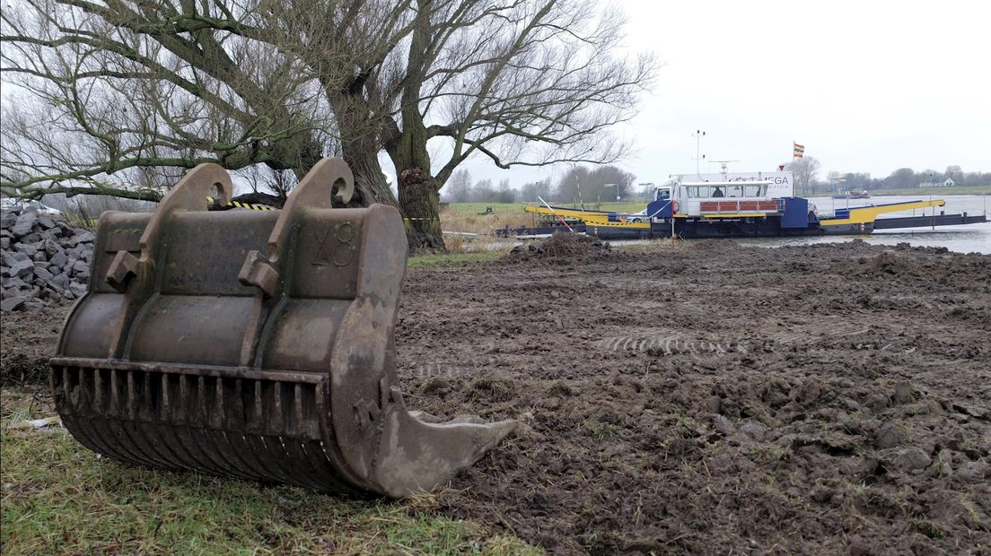 Schop in de grond bij voormalige asfaltfabriek