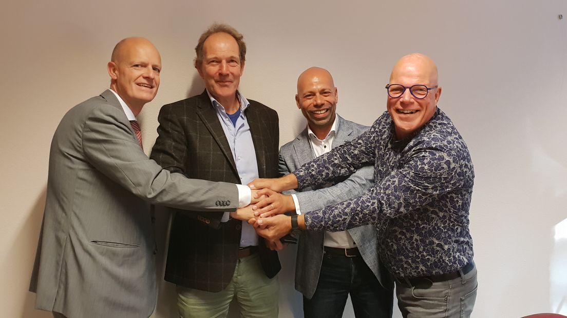 Koen Ronner van de Rabobank, wethouder Freek Buijtelaar en Marten van Vliet en Sjaak Janson van de stichting Breedband Borger-Odoorn
(Rechten: Steven Stegen / RTV Drenthe)