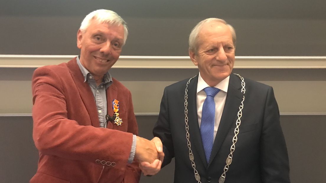 Kersvers decorandus Dirk Strijker wordt door waarnemend burgemeester Ton Baas van Aa en Hunze gefeliciteerd met zijn onderscheiding (Rechten: Margriet Benakl/RTV Drenthe)