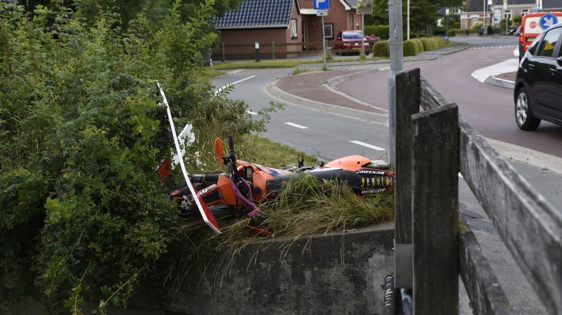 De crossmotor na het ongeval bij de brug in Grootegast