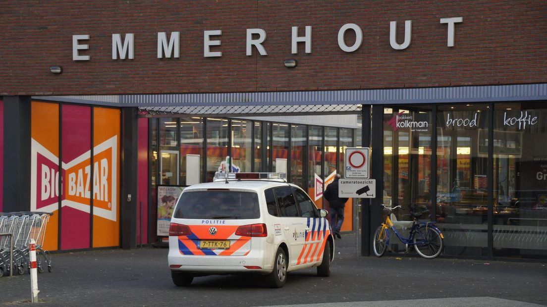 Twee mannen overvielen de Big Bazar in Emmen gisteren (Rechten: Van Oost Media)