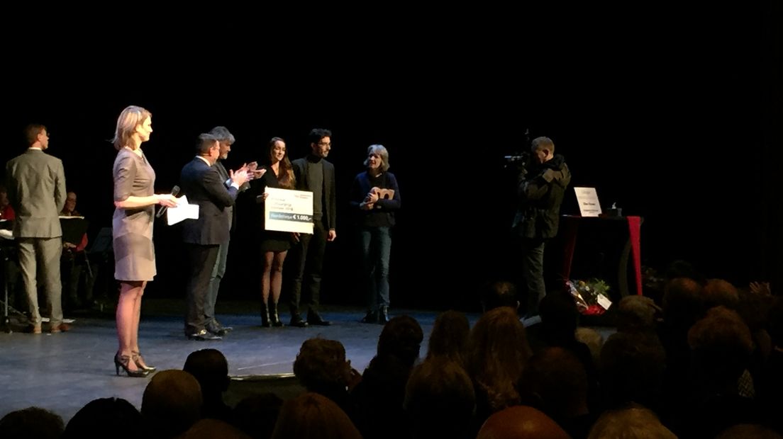 Nabestaanden van Leutscher ontvangen de culturele oeuvreprijs (Rechten: Ronald Oostingh / RTV Drenthe)