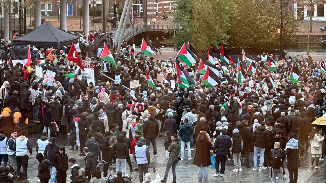 Betogers verzamelen zich op het Eemplein na de 'Mars voor Palestina'