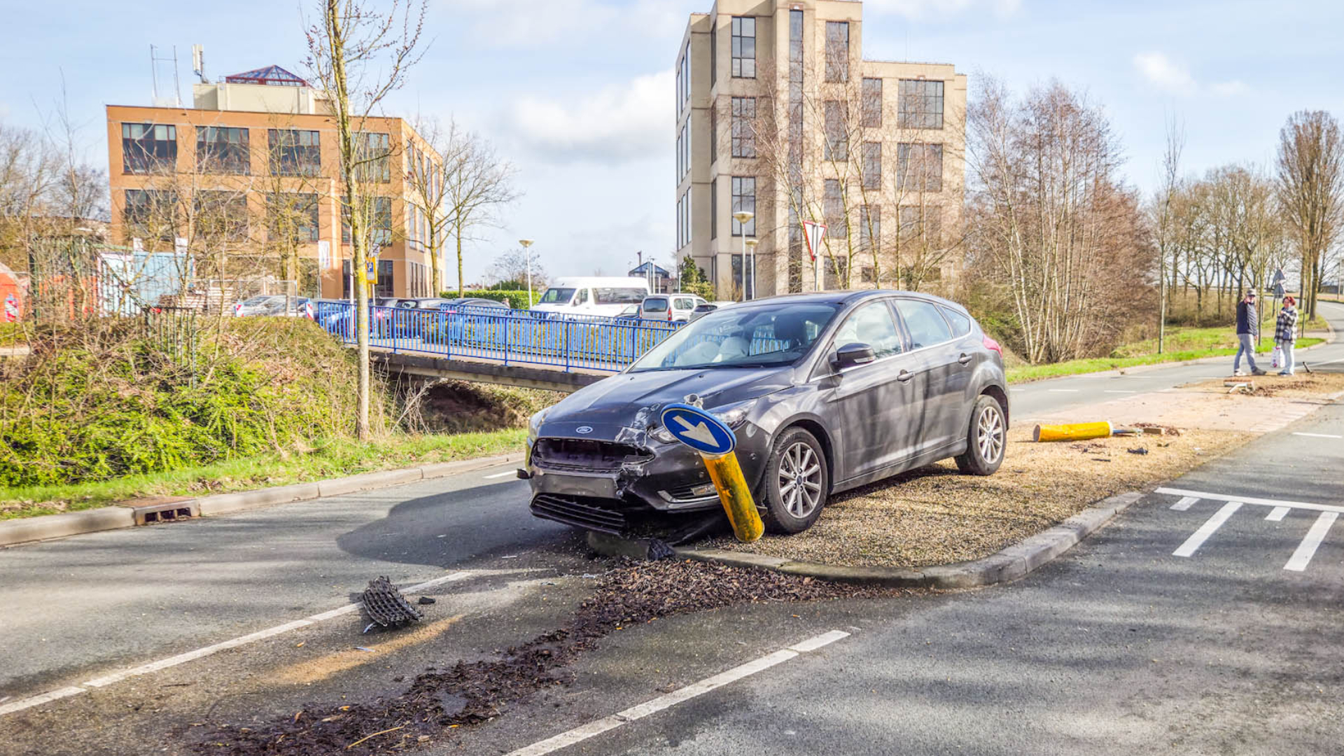 Automobilist rijdt lantaarn- en verkeerspaal uit de grond