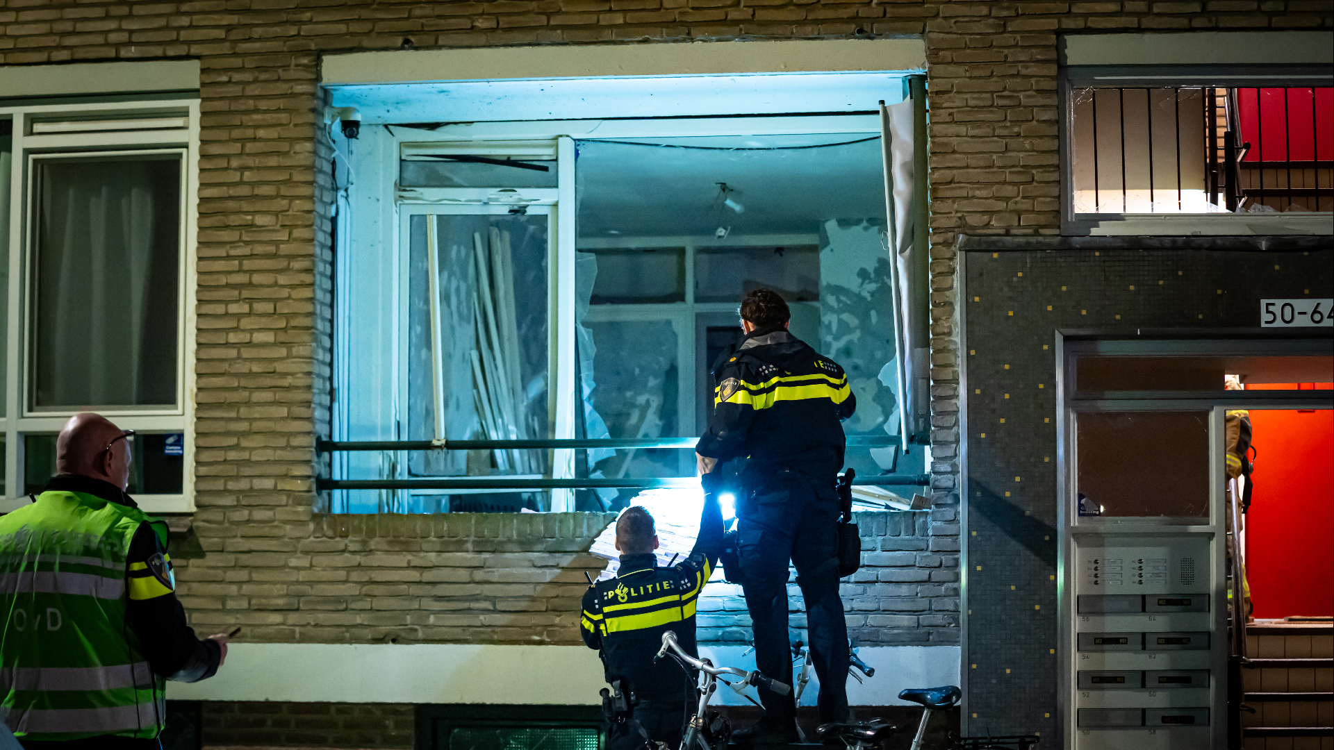 De politie doet onderzoek bij de woning