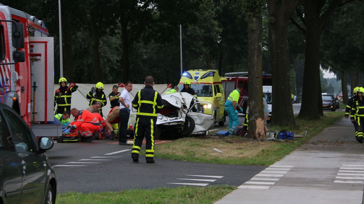 Auto knalt tegen boom in Milsbeek, twee gewonden